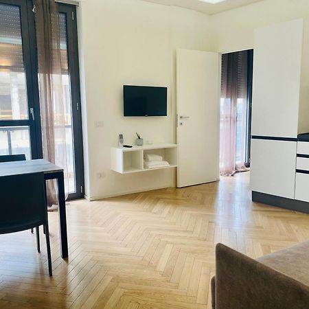 Sky View -Porta Nuova- Appartamento 2 Con Balcone Милано Екстериор снимка